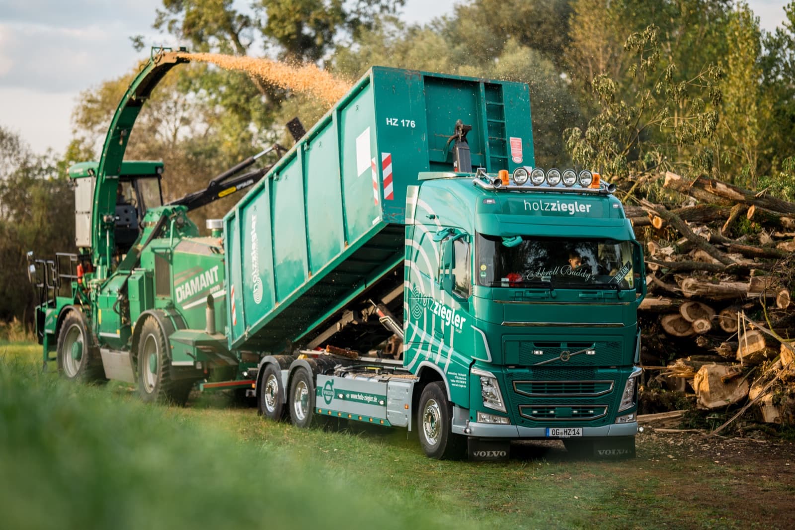 Ein mobiler Hacker befüllt den Container eines Abrollcontainerfahrzeugs von Holz Ziegler