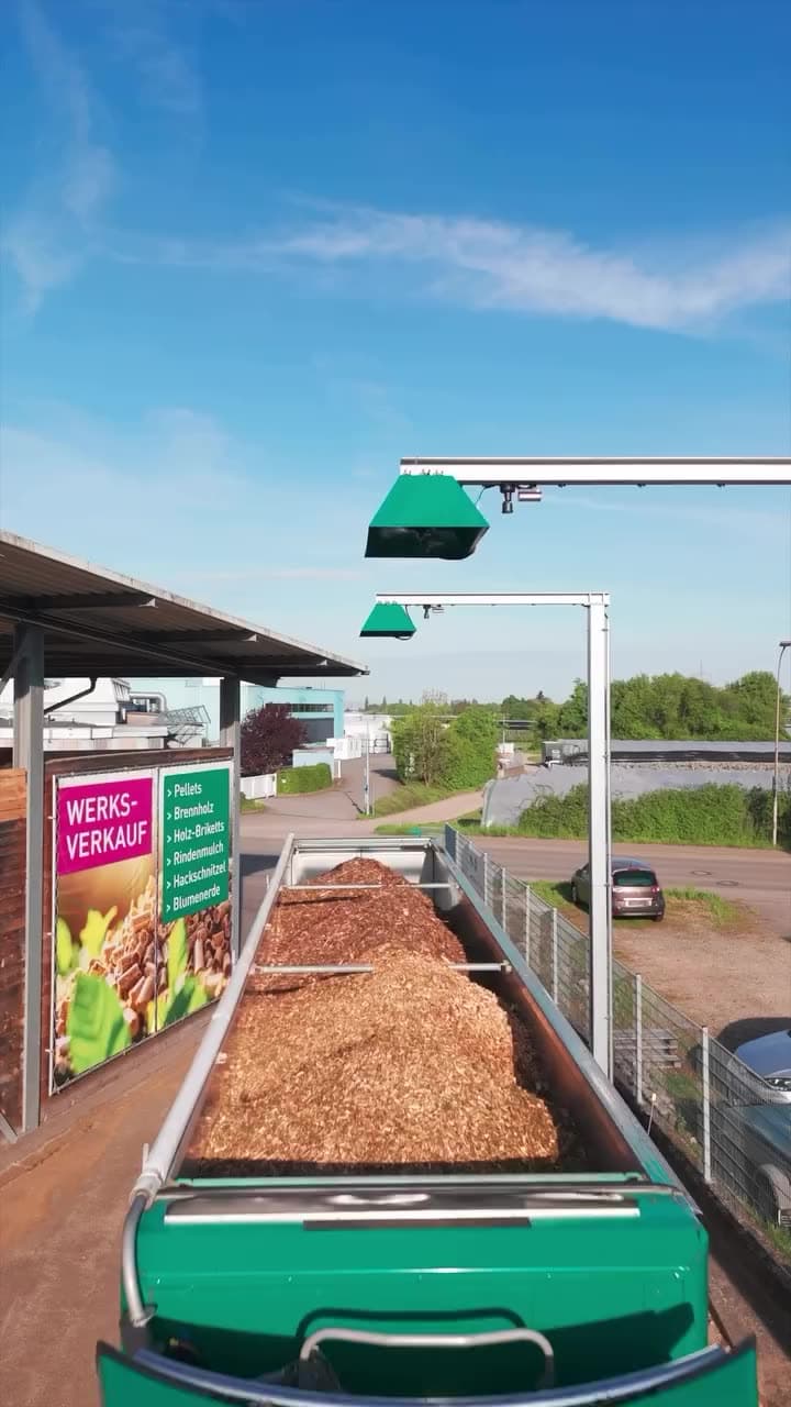 Laserportal über einem mit Hackschnitzeln beladenen LKW auf dem Gelände von Holz Ziegler