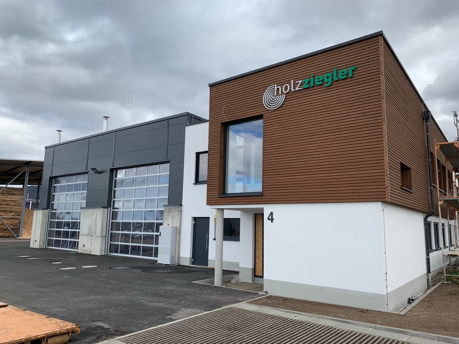 Neues Bürogebäude und Werkstatthalle von Holz Ziegler