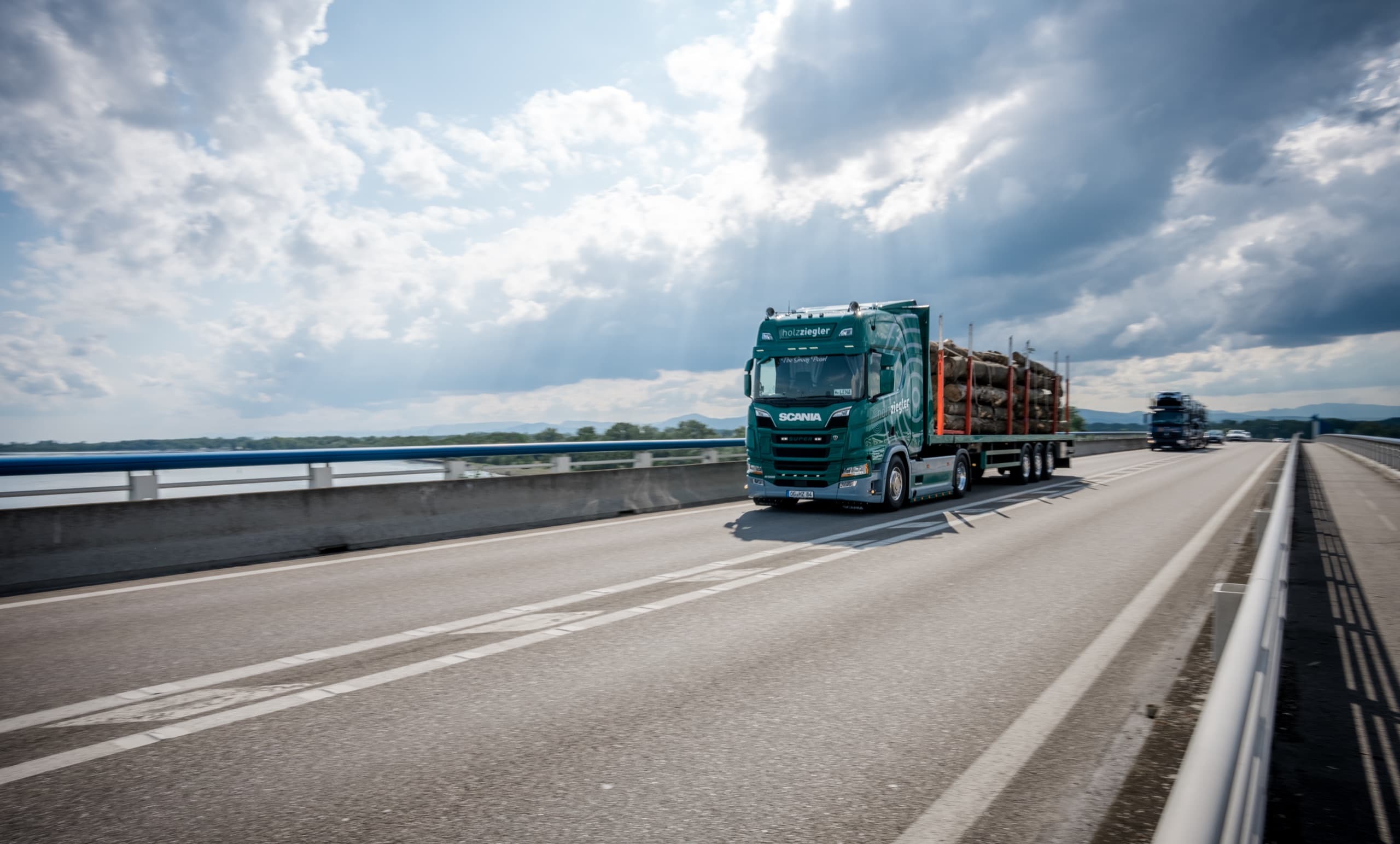 Holztransporter von Holz Ziegler unterwegs