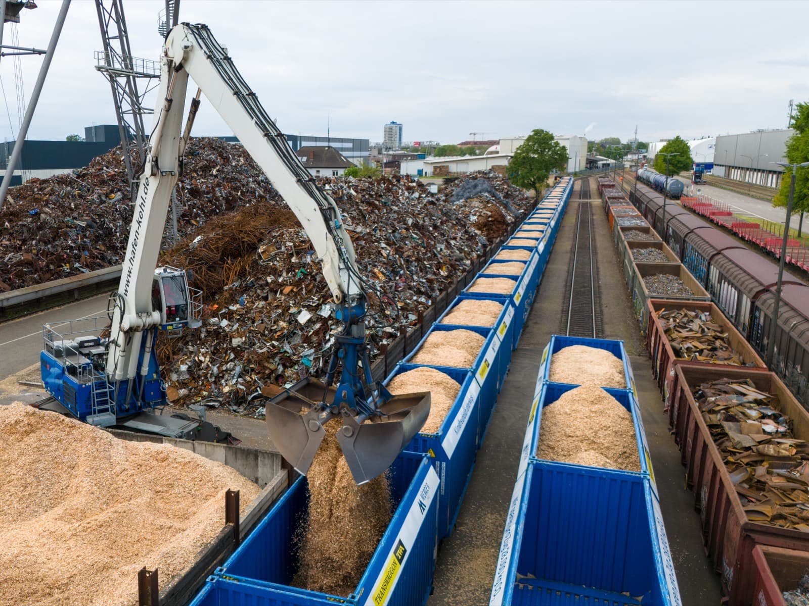 Verladung von Hackschnitzeln auf Zugwaggons im Hafen Kehl