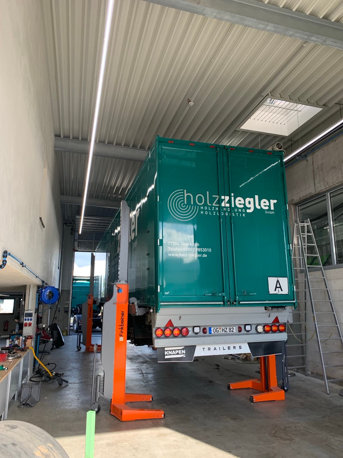 LKW auf der Hebebühne in der betriebseigenen Werkstatt