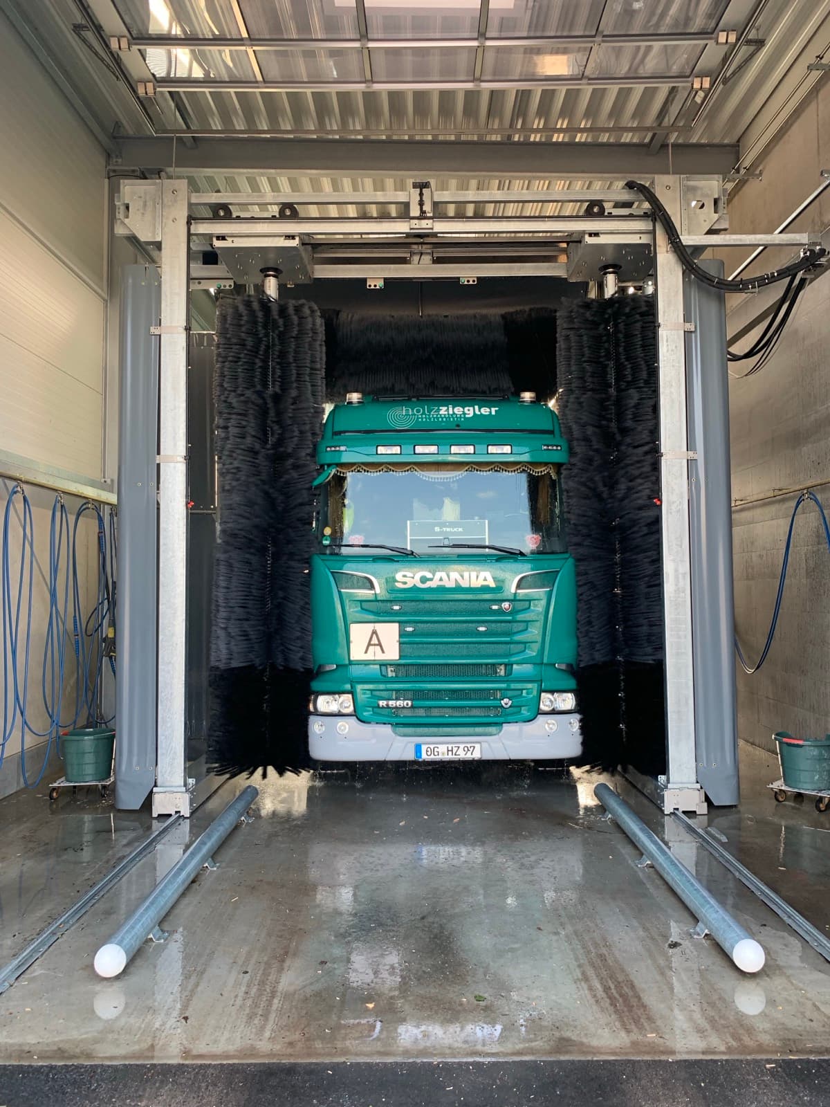 LKW in der betriebseigenen Waschanlage